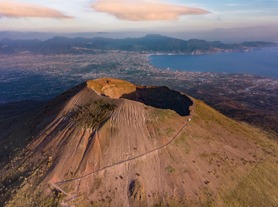 Cammina su un vulcano attivo