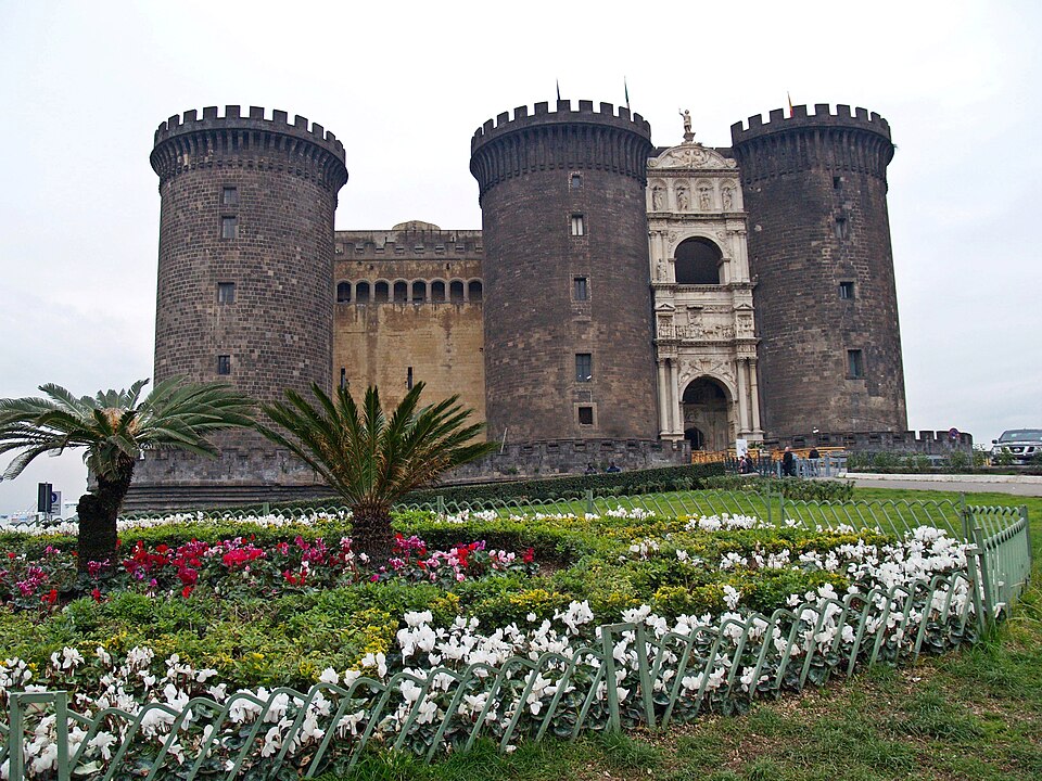 La fortezza angioina sul porto